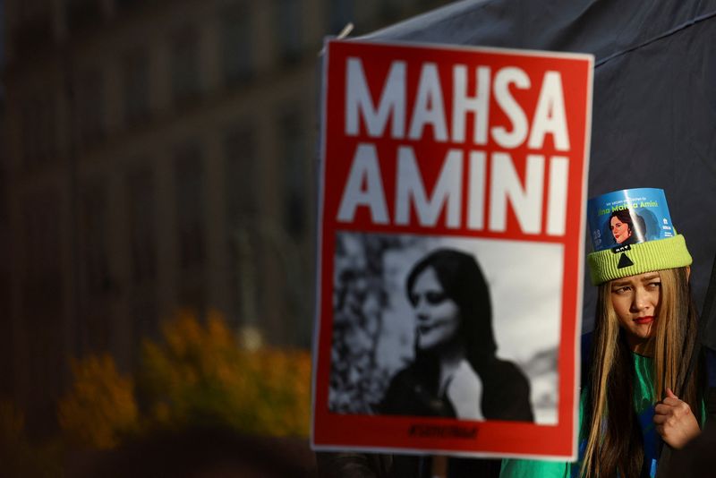 © Reuters. FILE PHOTO: A demonstrator looks on during a protest following the death of Mahsa Amini in Iran, near the Brandenburg Gate, in Berlin, Germany, September 28, 2022. REUTERS/Lisi Niesner/File Photo