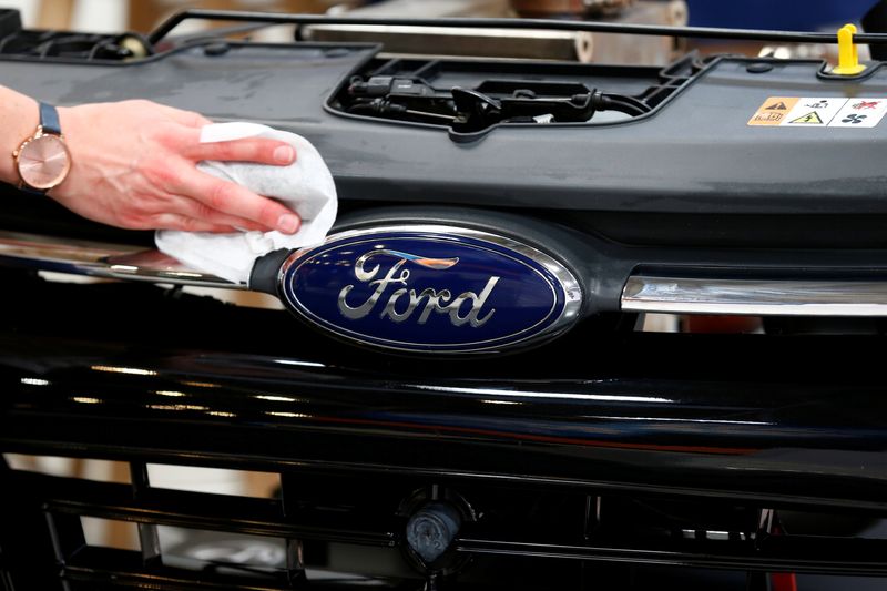 © Reuters. Funcionário limpa o logo da Ford de um modelo da fabricante em Munique, Alemanha
06/09/2021
REUTERS/Michaela Rehle
