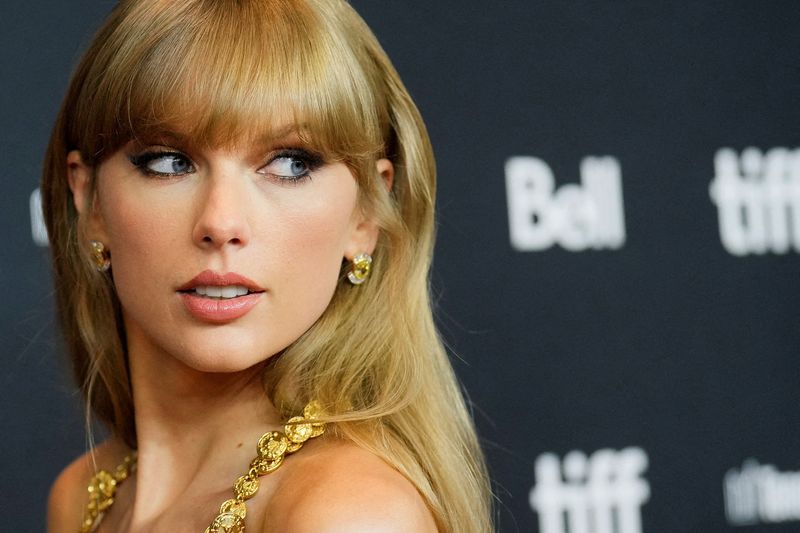 &copy; Reuters. FILE PHOTO: Singer Taylor Swift arrives to speak at the Toronto International Film Festival (TIFF) in Toronto, Ontario, Canada September 9, 2022. REUTERS/Mark Blinch