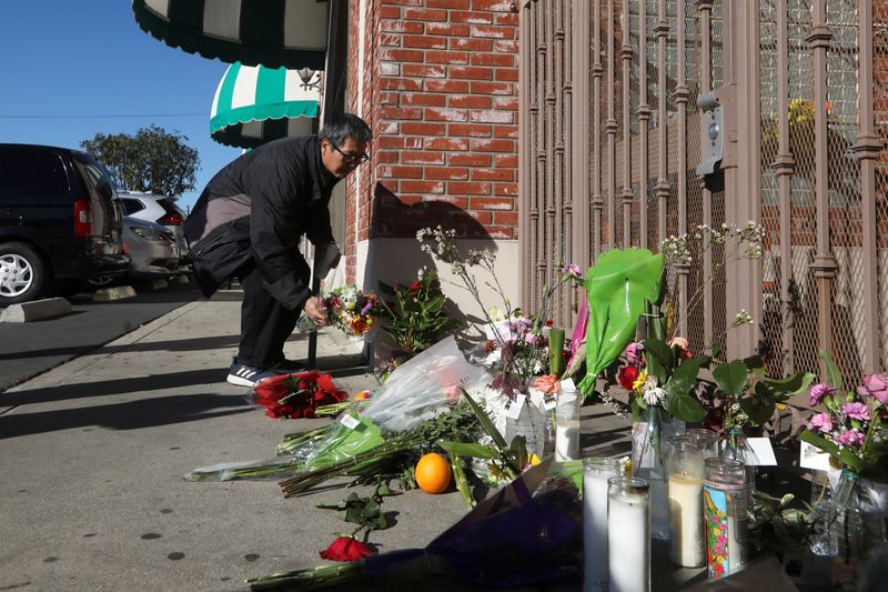 &copy; Reuters. Homem deixa homenagem no Star Ballroom Dance Studio após ataque a tiros em Monterey Park, na Califórnia
21/01/2023
REUTERS/David Swanson