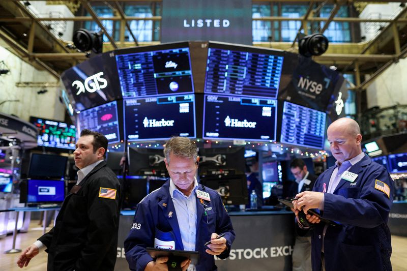 &copy; Reuters. Des traders travaillent dans la salle des marchés de la Bourse de New York. /Photo prise le 5 janvier 2023/REUTERS/Andrew Kelly
