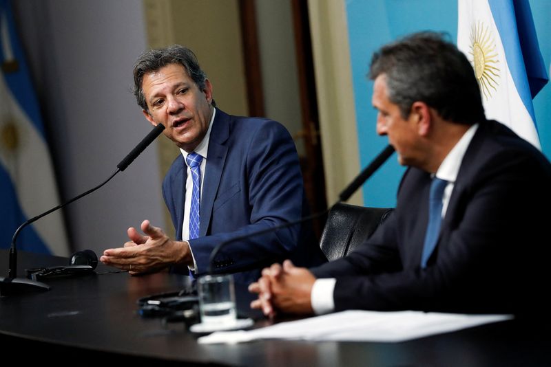 &copy; Reuters. Ministros da Fazenda do Brasil, Fernando Haddad, e da Argentina, Sergio Massa, dão entrevista coletiva, em Buenos Aires
23/01/2023
REUTERS/Agustin Marcarian