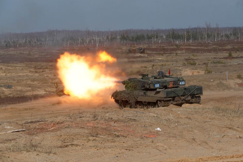 &copy; Reuters. FILE PHOTO: German Army Leopard 2 tank fires during NATO enhanced Forward Presence battle group military exercise Crystal Arrow 2021 in Adazi, Latvia March 26, 2021 REUTERS/Ints Kalnins