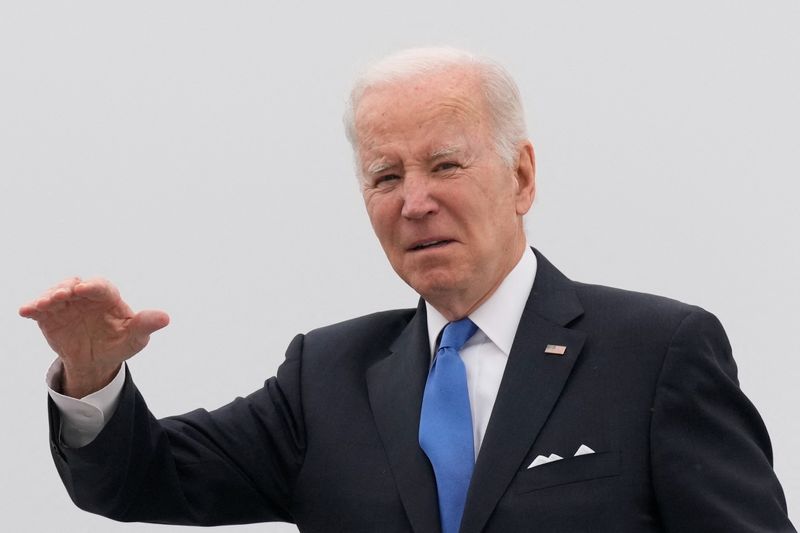 &copy; Reuters. U.S. President Joe Biden gestures as he boards Air Force One for return travel to Washington, at Dover Air Force Base in Dover, Delaware, U.S., January 23, 2023. REUTERS/Ken Cedeno