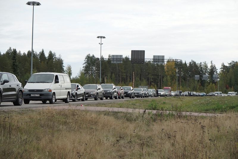 &copy; Reuters. 　１月２４日、ロシアの交通法改正案により、自動車で国境を越える場合に時間と場所の予約が義務化されることが分かった。写真はロシアからフィンランドに入ろうと国境のチェックポイ