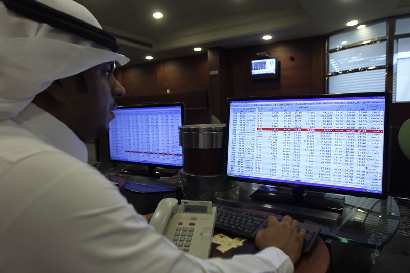 &copy; Reuters. متداول يراقب مؤشرات الأسهم في البنك السعودي للاستثمار بالرياض. صورة من أرشيف رويترز.