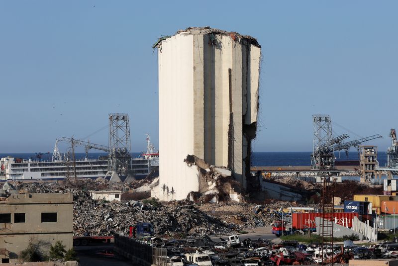 &copy; Reuters. صورة لموقع الانفجار الذي وقع في مرفأ بيروت عام 2020 يوم الاثنين. تصوير: محمد عزاقير – رويترز.