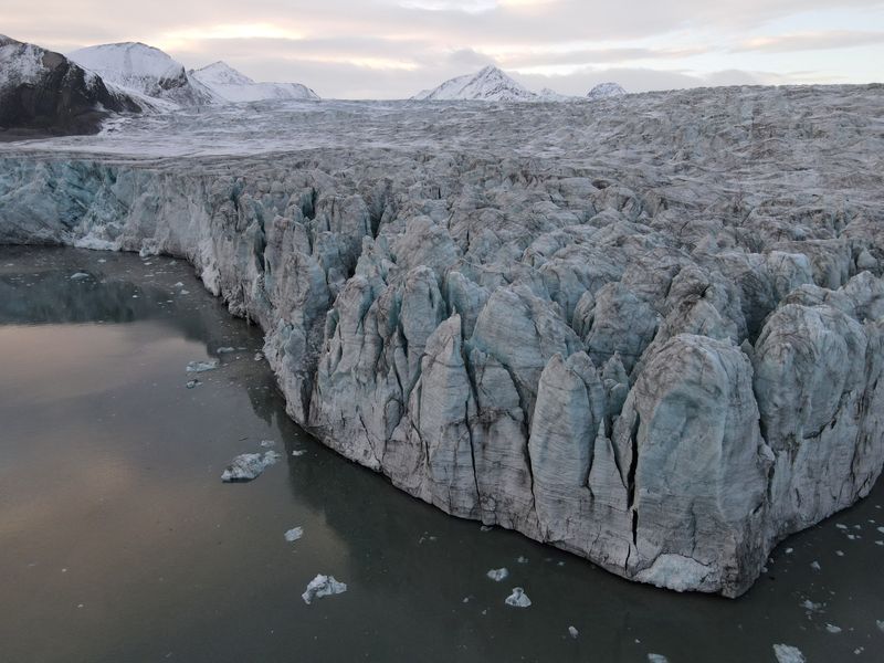 &copy; Reuters. FILE PHOTO: A view of the Esmarkbreen glacier on Spitsbergen island, part of the Svalbard archipelago in northern Norway, Sept 24, 2020. REUTERS/Natalie Thomas/File Photo