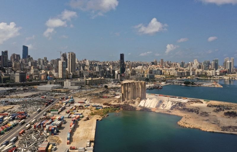 &copy; Reuters. مشهد عام يظهر الانهيار في الجزء الشمالي من صوامع الحبوب جراء انفجار مرفأ بيروت عام 2020 يوم 23 أغسطس آب 2022. صورة لرويترز من ممثل لوكالات الأنباء