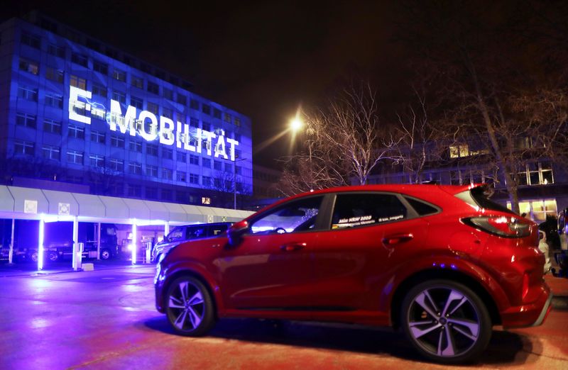 &copy; Reuters. Une voiture Ford est garée sur le parking du siège de l'entreprise à Cologne en Allemagne. /Photo prise le 17 février 2021/REUTERS/Oliver Berg