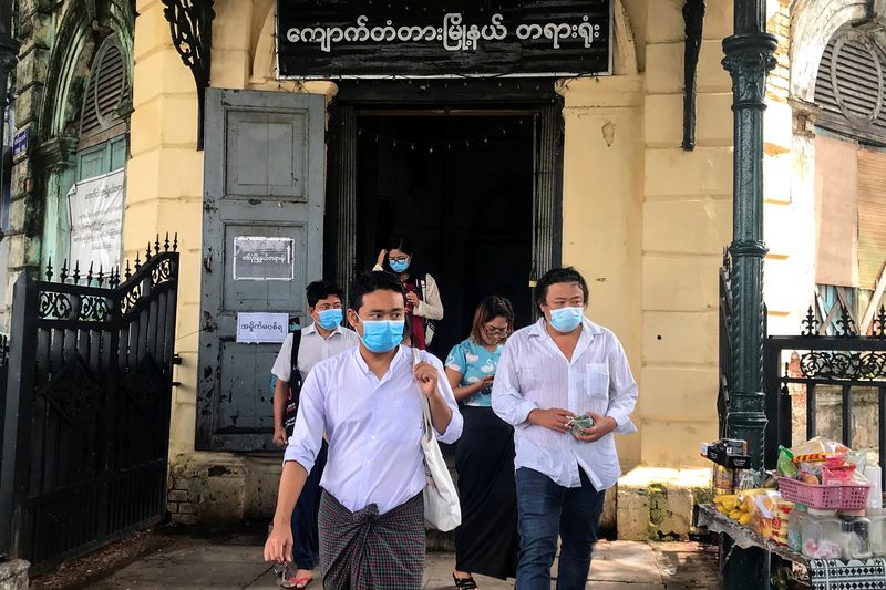 &copy; Reuters. نشطاء يغادرون محكمة بميانمار في صورة من أرشيف رويترز.