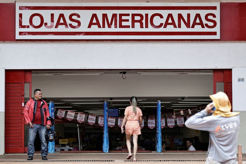 &copy; Reuters. FOTO DE ARQUIVO: Pessoas passam em frente a loja da Lojas Americanas em Brasília, 12 de janeiro de 2023. REUTERS/Ueslei Marcelino/Foto de arquivo/Foto de arquivo
