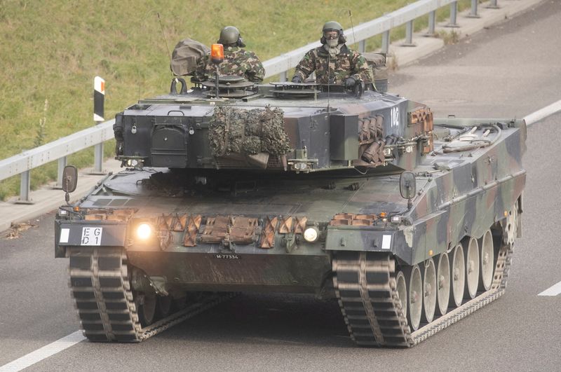 &copy; Reuters. Soldati dell'Esercito svizzero a bordo di un carro armato Leopard 2 mentre partecipano all'esercitazione militare "Pilum", nei pressi di Othmarsingen, Svizzera, 28 novembre 2022. REUTERS/Arnd Wiegmann/File Photo