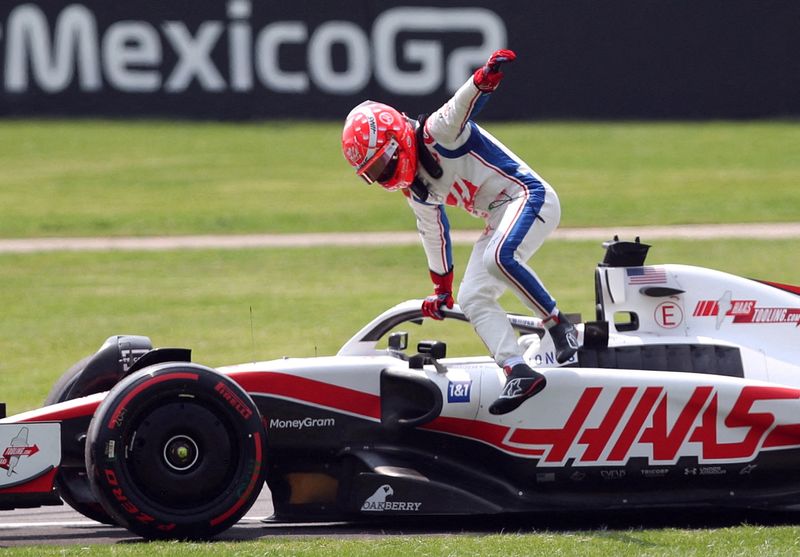 &copy; Reuters. Pietro Fittipaldi deixa carro da Haas durante treino para o Grande Prêmio do México de F1
28/10/2022 REUTERS/Edgard Garrido