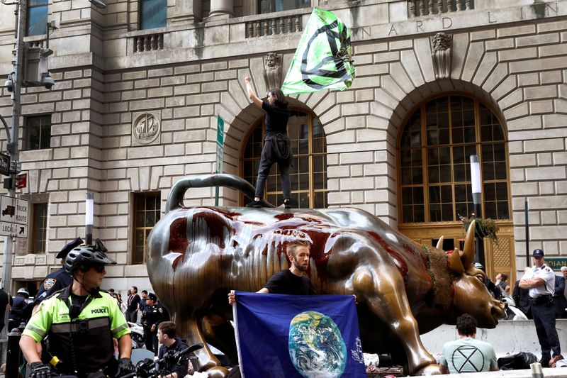 &copy; Reuters. FILE PHOTO: Climate change activists protest at the Wall Street Bull in Lower Manhattan during Extinction Rebellion protests in New York City, New York, U.S., October 7, 2019. REUTERS/Mike Segar/File Photo