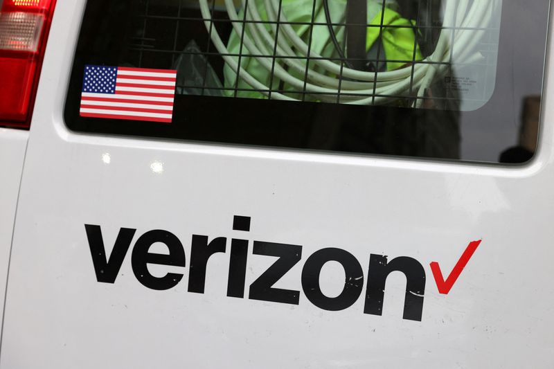 Verizon forecasts profit below estimates on wireless slowdown, 5G costs