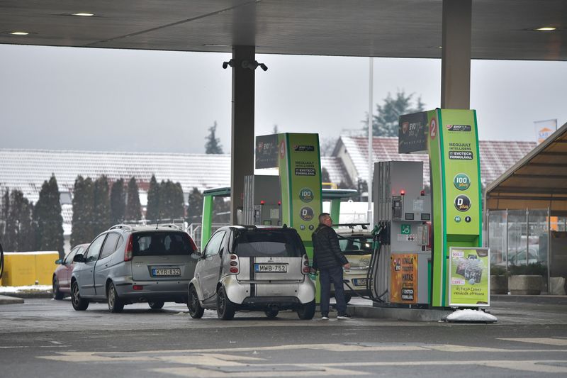 © Reuters. A driver refuels a car at a gas station of Hungarian oil company MOL Group in Esztergom, Hungary, January 21, 2023. REUTERS/Marton Monus