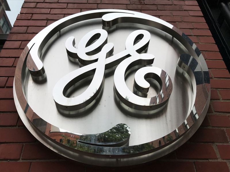 &copy; Reuters. Le logo de General Electric Co. est visible sur le bâtiment du siège social de la société à Boston, Massachusetts, États-Unis.  /Photo prise le 23 juillet 2019/REUTERS/Alwyn Scott