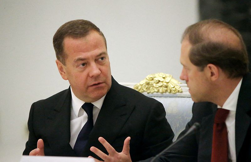 &copy; Reuters. حديث بين نائب رئيس مجلس الأمن في روسيا ديمتري ميدفيديف (إلى اليسار) ونائب رئيس مجلس الوزراء الروسي دينيس مانتوروف خلال حضورهما اجتماعا في ال