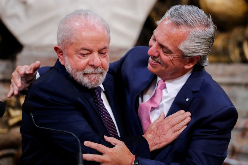 &copy; Reuters. Lula e Fernández se abraçam durante cerimônia na Casa Rosada
23/01/2023
REUTERS/Agustin Marcarian