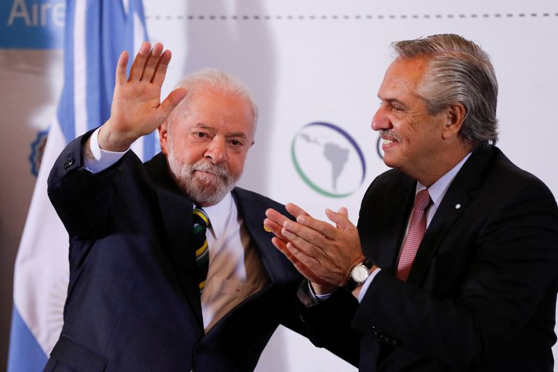 &copy; Reuters. Lula acena ao lado do presidente argentino, Alberto Fernández, antes da reunião da Celac, em Buenos Aires
24/01/2023
REUTERS/Agustin Marcarian