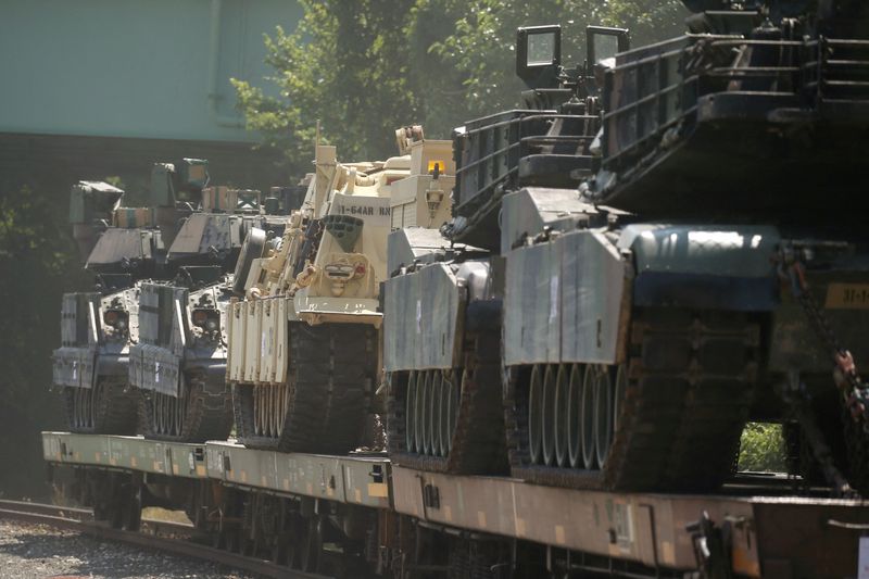 &copy; Reuters. Photo d'archives: Des chars M1 Abrams et des véhicules blindés se trouvent dans un dépôt ferroviaire au sud-est de Washington. /Photo prise le 2 juillet 2019/REUTERS/Leah Millis