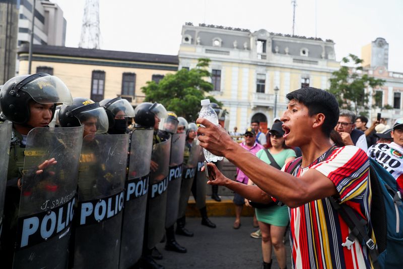 &copy; Reuters. FOTO DE ARCHIVO: Un manifestante se enfrenta a la policía antidisturbios en medio de las protestas contra el gobierno tras la destitución del expresidente de Perú Pedro Castillo, en Lima, Perú. 21 de enero, 2023. REUTERS/Pilar Olivares/Archivo