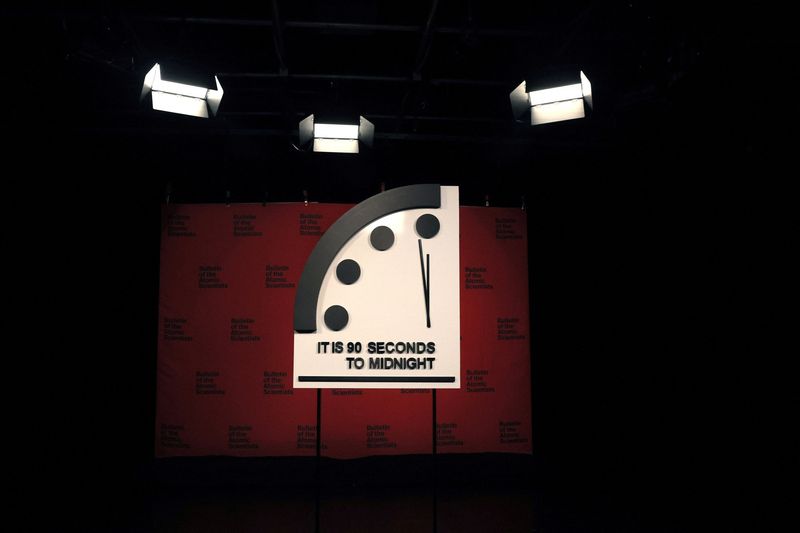 © Reuters. The clock with the Bulletin of the Atomic Scientists is placed ahead of the announcement of the location of the minute hand on its Doomsday Clock, indicating what world developments mean for the perceived likelihood of nuclear catastrophe, at the National Press Club in Washington, U.S., January 24, 2023. REUTERS/Leah Millis