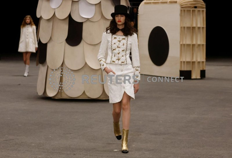 &copy; Reuters. Desfile da coleção primavera/verão da Chanel em Paris
24/01/2023 REUTERS/Gonzalo Fuentes