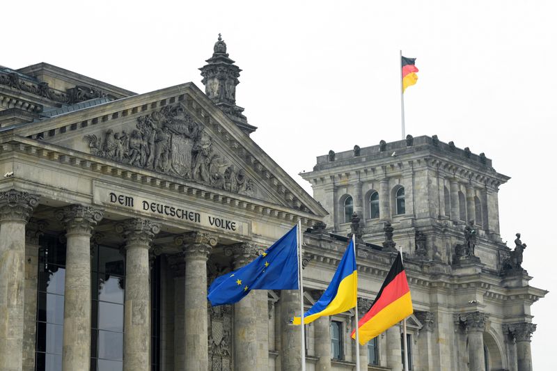 &copy; Reuters. Les drapeaux de l'UE, de l'Ukraine et de l'Allemagne flottent devant le bâtiment du Reichstag, à Berlin, en Allemagne. /Photo prise le 17 mars 2022/REUTERS/Annegret Hilse
