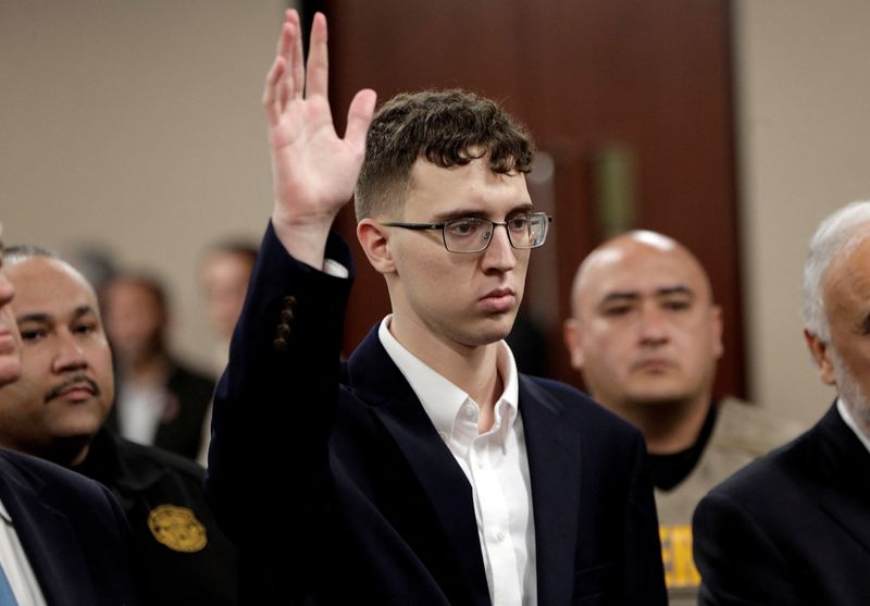 &copy; Reuters. FILE PHOTO: El Paso Walmart mass shooter Patrick Crusius, a 21-year-old male from Allen, Texas, accused of killing 22 and injuring 25, is arraigned, in El Paso, Texas, U.S. October 10, 2019. Mark Lambie/Pool via REUTERS/File Photo