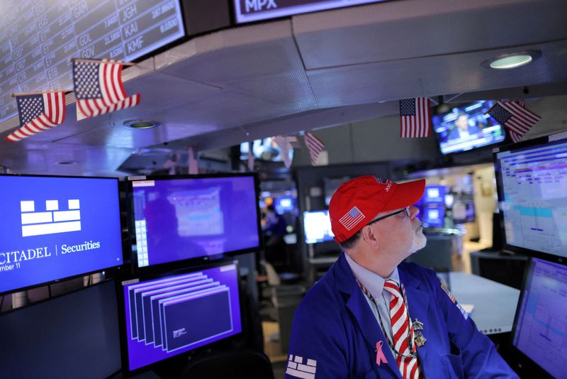 © Reuters. FILE PHOTO: A trader works on the trading floor at the New York Stock Exchange (NYSE) in Manhattan, New York City, U.S., November 11, 2022. REUTERS/Andrew Kelly/File Photo