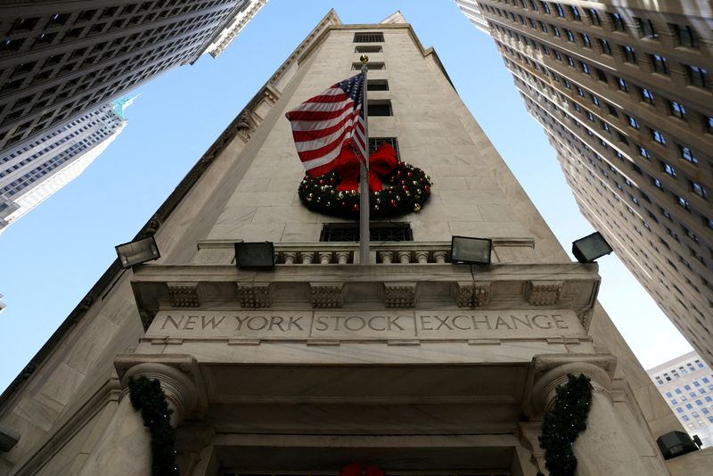 &copy; Reuters. صورة لمدخل مبنى بورصة نيويورك في 14 من ديسمبر كانون الأول 2022. تصوير: أندرو كيلي - رويترز 