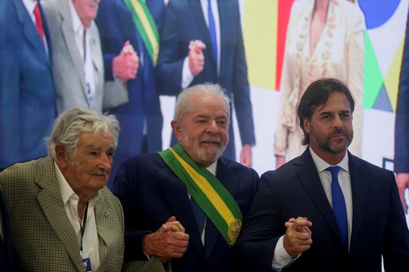 &copy; Reuters. Lula ao lado do ex-presidente uruguaio Pepe Mujica e do atual presidente do país, Luis Lacalle Pou
01/01/2023
REUTERS/Ricardo Moraes