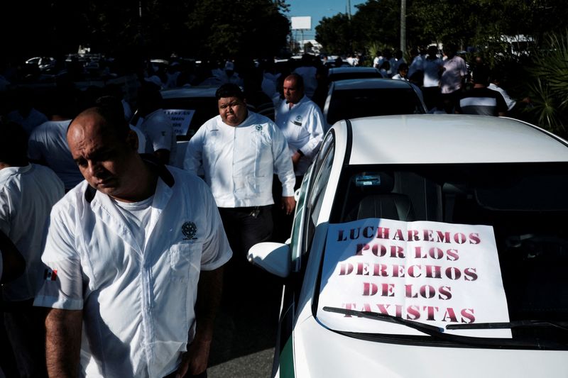 Taxi drivers in Cancun drop airport blockade protesting Uber