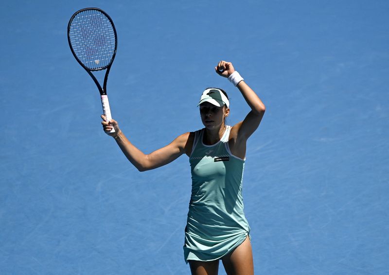 &copy; Reuters. لاعبة التنس البولندية ماجدا لينيت تحتفل بالفوز على التشيكية كارولينا بليسكوفا في ربع نهائي بطولة أستراليا المفتوحة للتنس في ملبورن يوم الأ