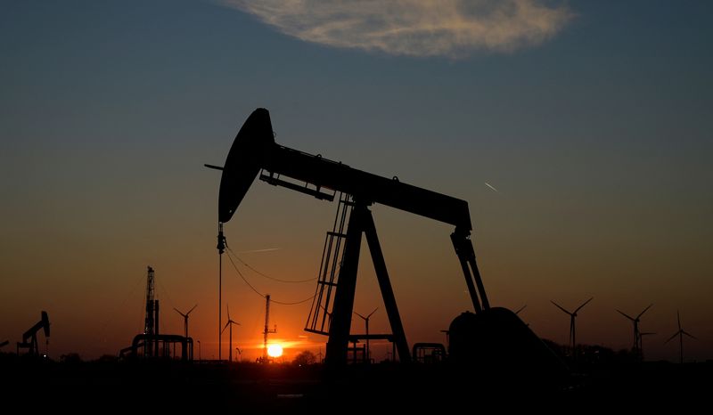 استقرار أسعار النفط بعد زيادة أقل من المتوقع في المخزونات الأمريكية