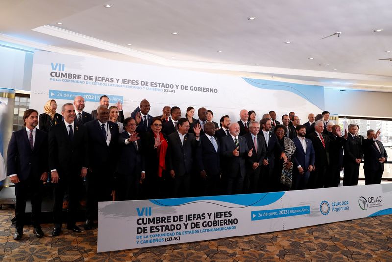 &copy; Reuters. 　アルゼンチンの首都ブエノスアイレスで開催されていた中南米カリブ海諸国共同体（ＣＥＬＡＣ）の首脳会議は２４日、経済や気候変動の危機に直面する域内への国際的な金融支援拡大を