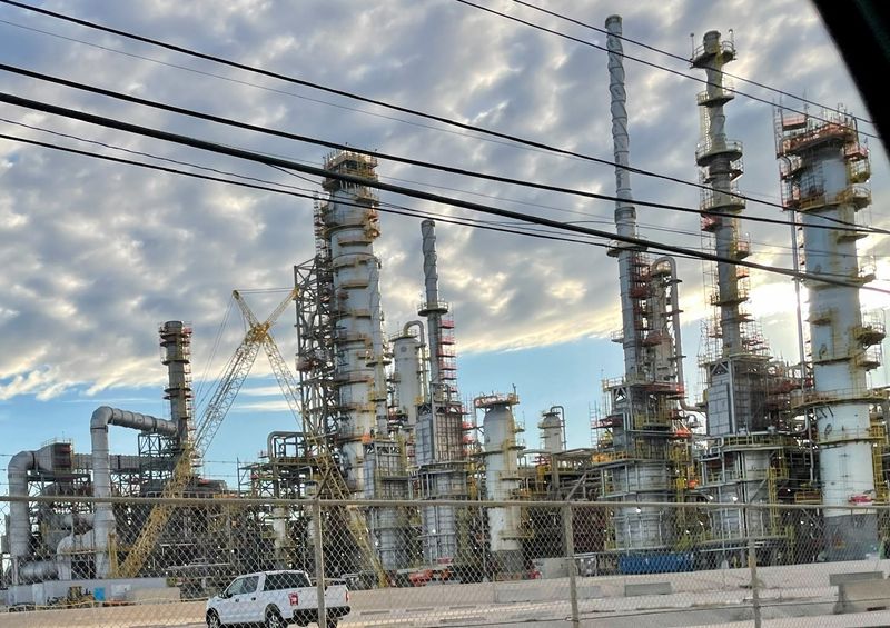 © Reuters. FILE PHOTO: A general view of a new crude distillation unit under construction at Exxon Mobil's refinery in Beaumont, Texas, U.S., November 23, 2022.  REUTERS/Erwin Seba