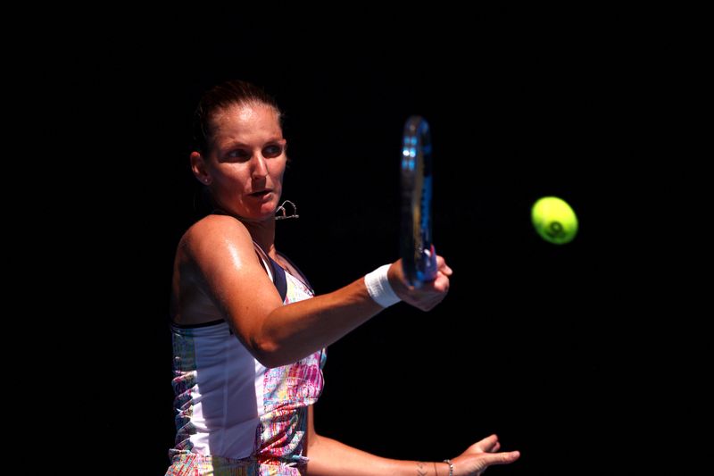&copy; Reuters. لاعبة التنس كارولينا بليسكوفا خلال مباراة لها في بطولة أستراليا المفتوحة للتنس في ملبورن يوم الأربعاء. تصوير: كارل ريسين - رويترز.