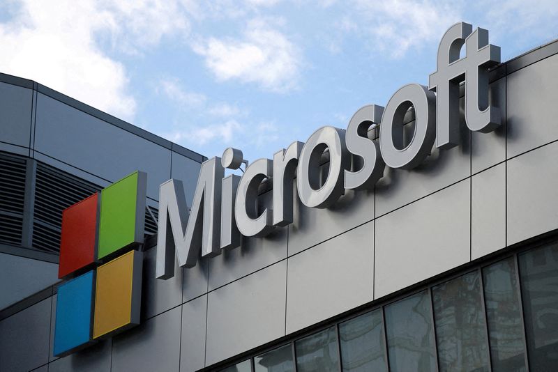 Microsoft investigates Groups, Outlook crashes as thousands of users report disruption