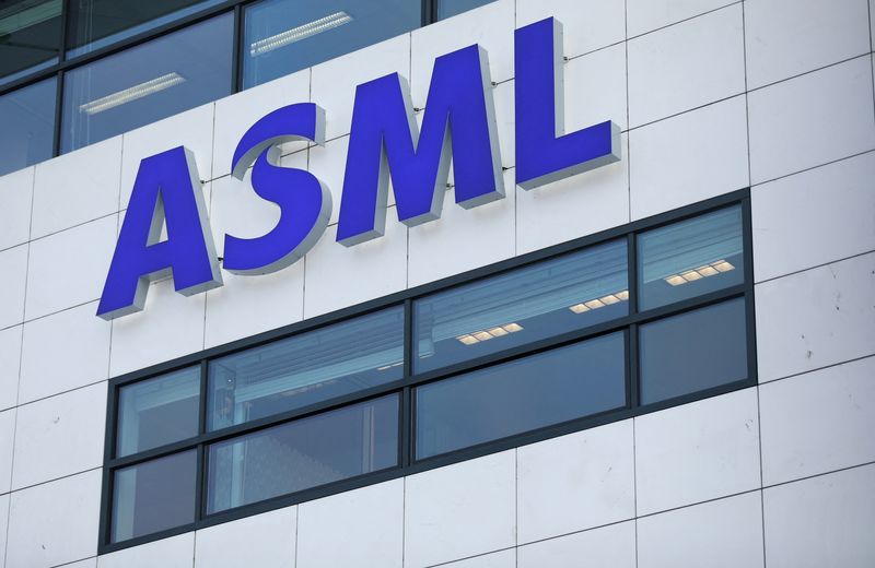 &copy; Reuters. Le logo d'ASML au siège de la société à Eindhoven, aux Pays-Bas. /Photo d'archives/REUTERS/Eva Plevier