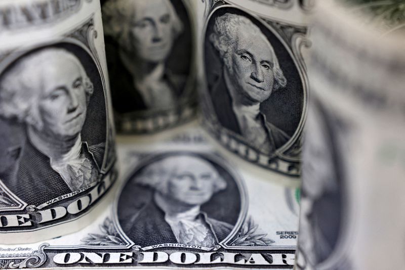 &copy; Reuters. أوراق نقدية من فئة الدولار الأمريكي في صورة توضيحية من أرشيف رويترز.