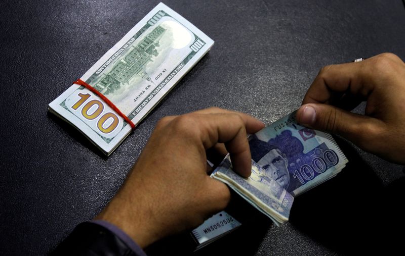 &copy; Reuters. パキスタンの外国為替取引会社が為替レートの上限を撤廃したことを受けて、通貨パキスタンルピーは２５日のオープン市場で１．２％下落した。ルピー紙幣、２０１７年撮影。（2023年　