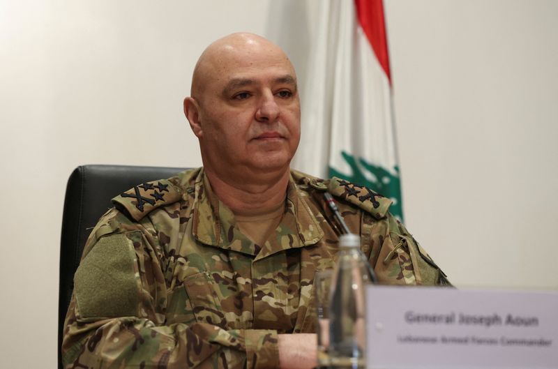 &copy; Reuters. قائد الجيش اللبناني جوزيف عون خلال مؤتمر صحفي في بيروت يوم الأربعاء. تصوير: محمد عزاقير - رويترز. 