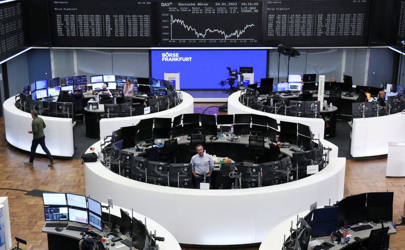 &copy; Reuters. شاشات تعرض بيانات مؤشر داكس الألماني في بورصة فرانكفورت يوم الثلاثاء.  تصوير: رويترز. 