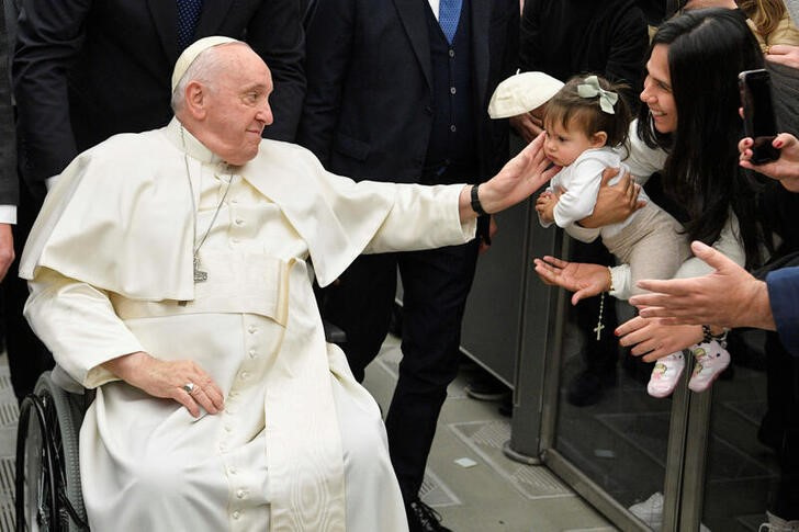 &copy; Reuters. El Papa Francisco saluda a un niño durante la audiencia general semanal en el Vaticano. 25 enero 2023. Vatican Media/entrega vía Reuters. ATENCIÓN EDITORES - ESTA IMAGEN FUE ENTREGADA POR UNA TERCERA PARTE.