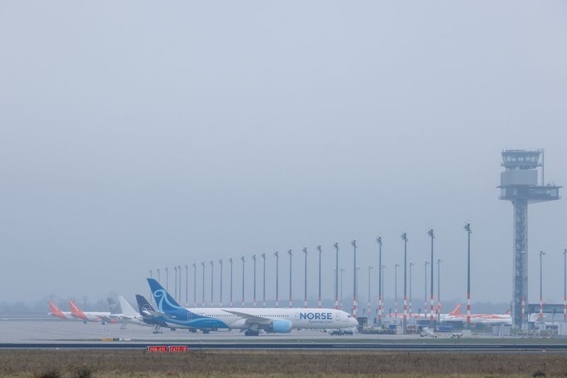 &copy; Reuters. Des avions à l'aéroport de Berlin Brandenburg alors que le personnel fait la grève sur fond de revendications salariales. /Photo prise le 25 janvier 2023/REUTERS/Michele Tantussi 