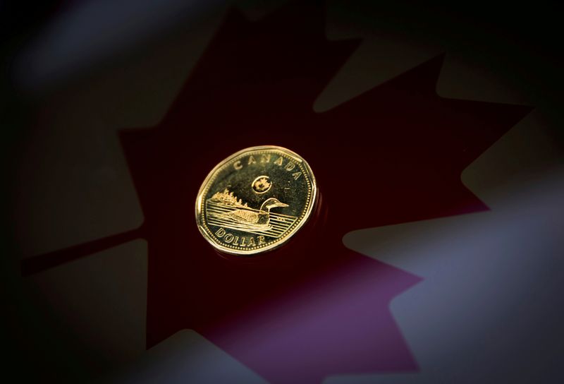 &copy; Reuters. FOTO DE ARCHIVO: Una moneda de un dólar canadiense sobre la bandera de Canadá en esta imagen de ilustración tomada el 23 de enero de 2015 en Toronto, Canadá. REUTERS/Mark Blinch