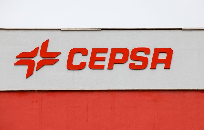 &copy; Reuters. FOTO DE ARCHIVO: El logotipo de CEPSA en la fachada de un edificio en Cepsa Energy Park en San Roque, cerca de Algeciras, sur de España, 1 de diciembre de 2022. REUTERS/Jon Nazca